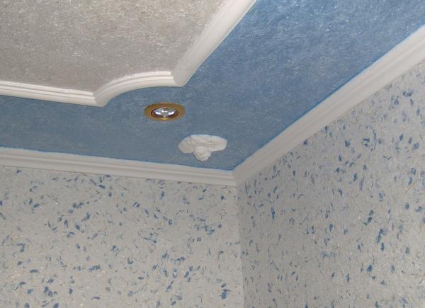 Для поклейки обоев на потолок ванной комнаты используйте специальный клей для помещений с высокой влажностью