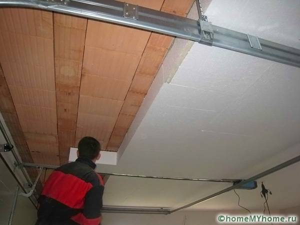 Выполняя утепление потолка на веранде или террасе, можно использовать более легкие стройматериалы
