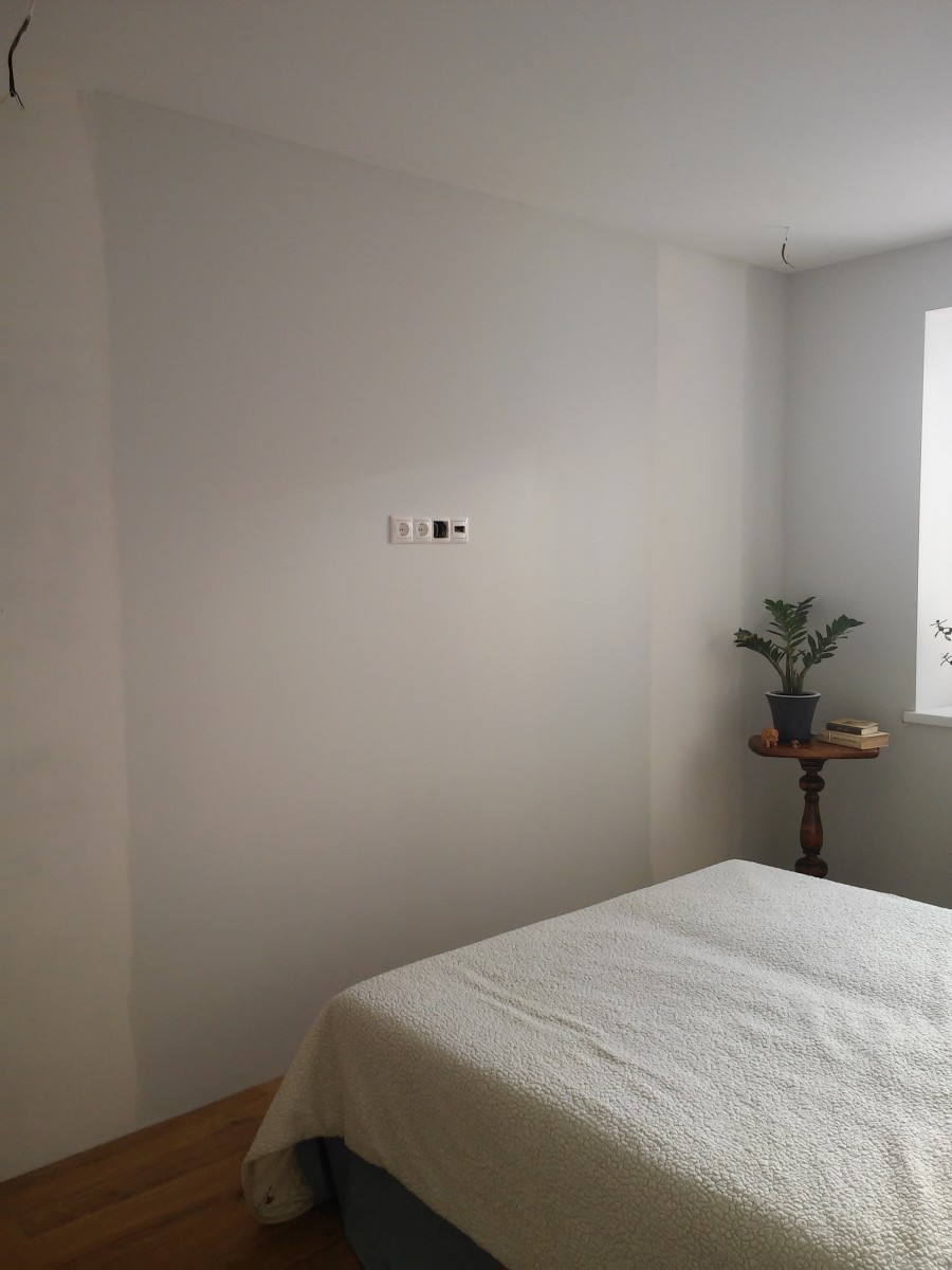 фото:Чистый холст. А как бы вы оформили стену в спальне напротив кровати?
