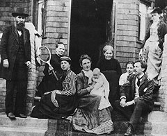 В ранний период творчества Фрэнка Ллойда Райта (второй справа) за его спиной всегда была его мать (четвертая справа) и ее многочисленные родственники 
