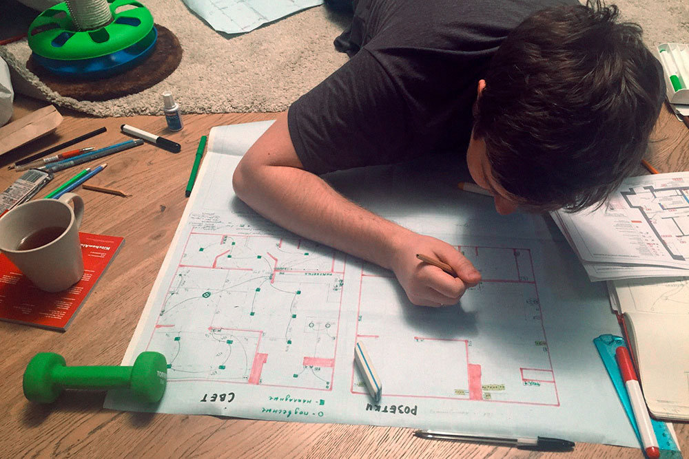 Муж рисует схему привязки розеток в три часа ночи