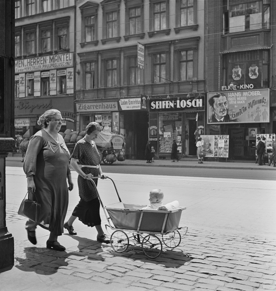 1935. Женщины с коляской, Берлин