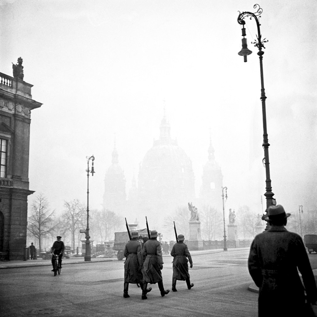 1936. Нацистские солдаты маршируют возле Арсенала