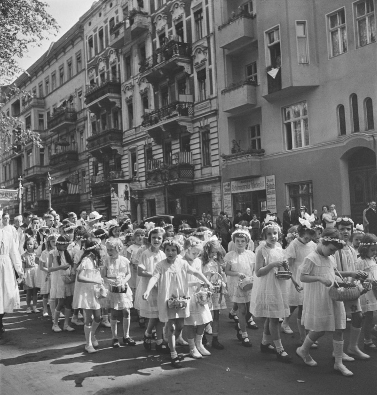 1930-е. Девочки, участвующие в процессии во время праздника Тела и Крови Христовых