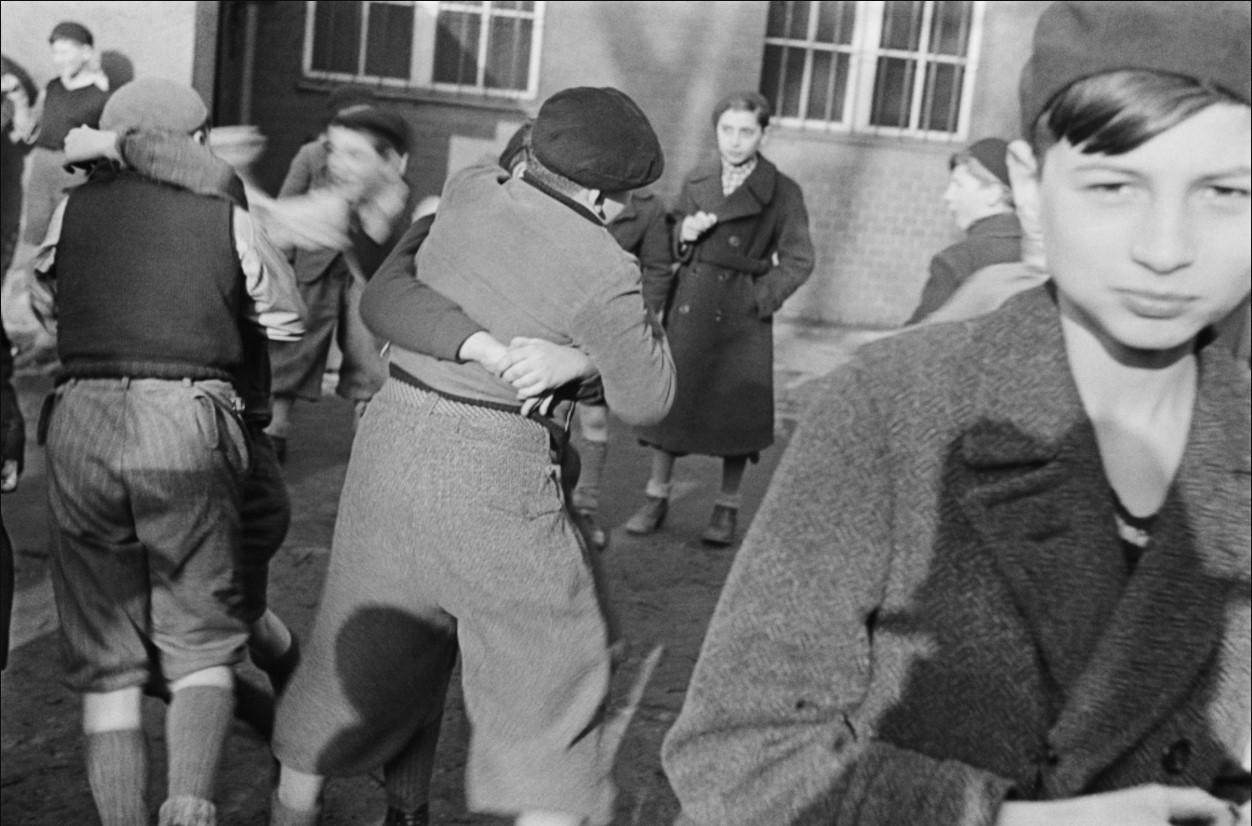 1935. Дети борются возле еврейского пункта раздачи бесплатного супа. Берлин