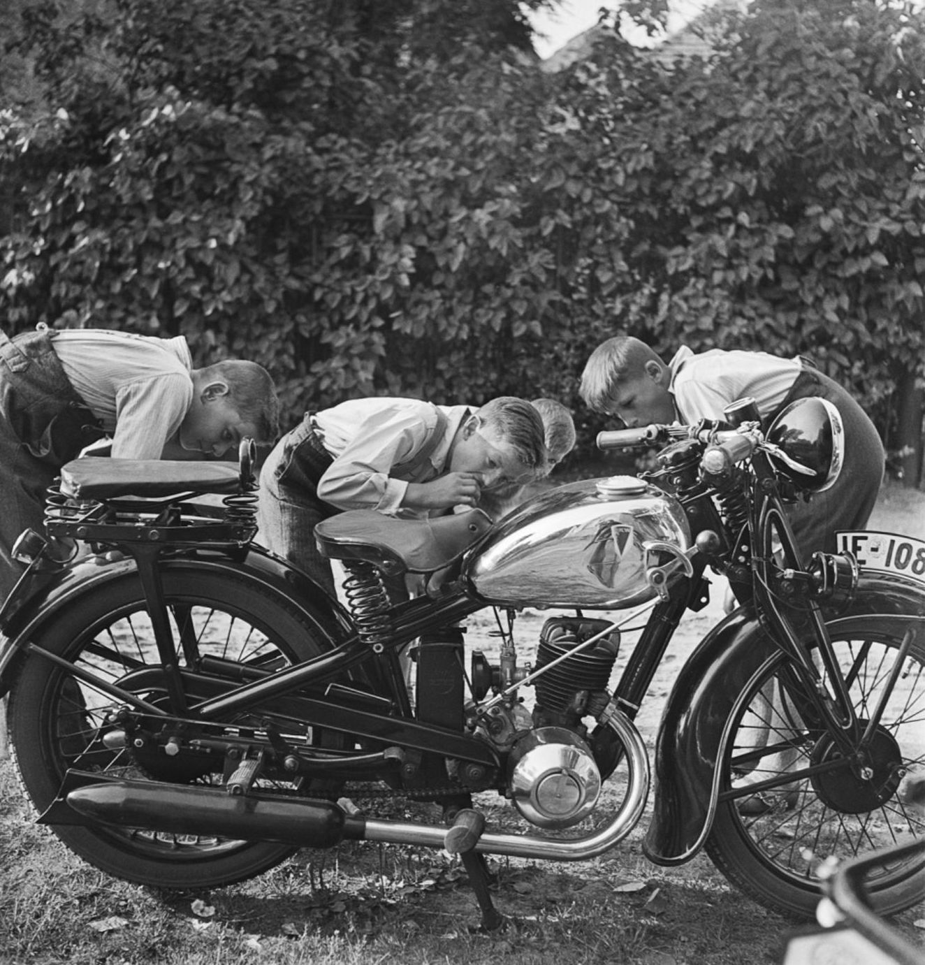 1930-е. Мальчики разглядывают мотоцикл в берлинском предместье