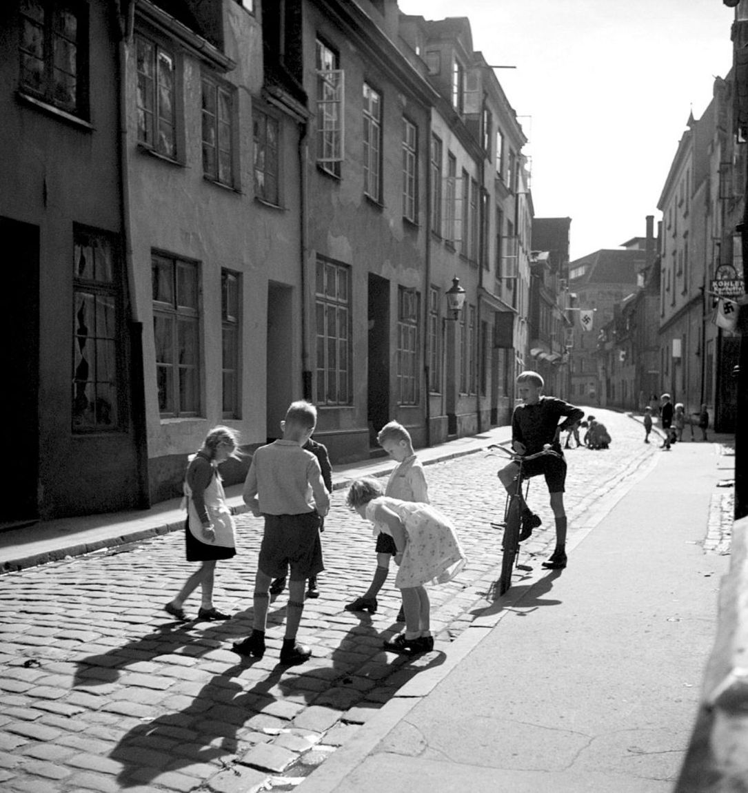 1937. Дети, играющие на улице где-то  в предместьях Берлина