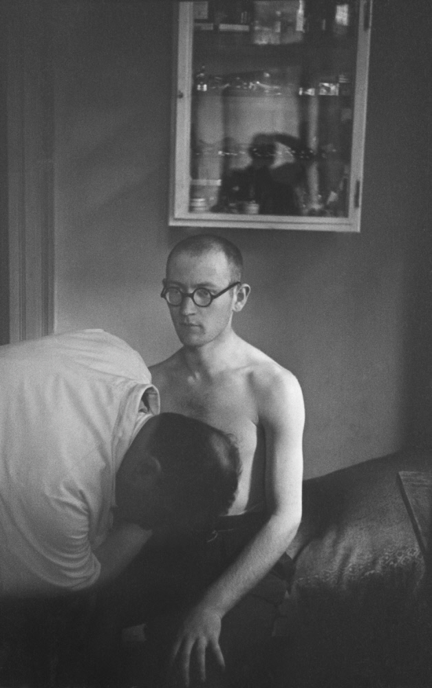 1936. Врач прослушивает пациента в еврейской клинике, Берлин