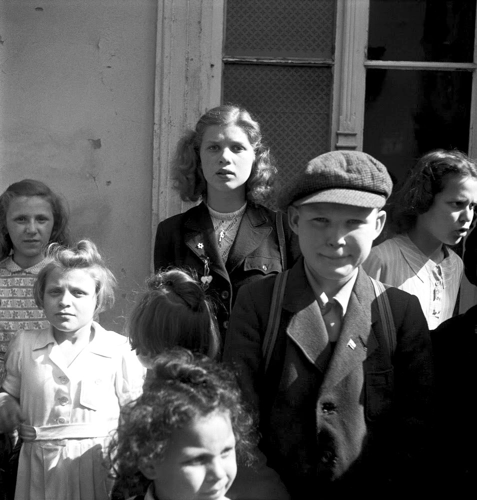 1936. Дети, ожидающие у регистрационного бюро лагеря для перемещенных лиц в районе озера Шлахтензее, Берлин