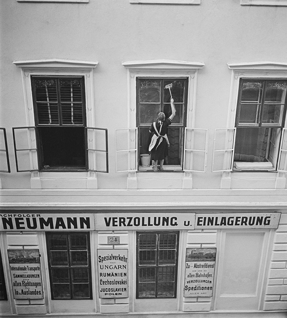 1930-е. Женщина моет окна