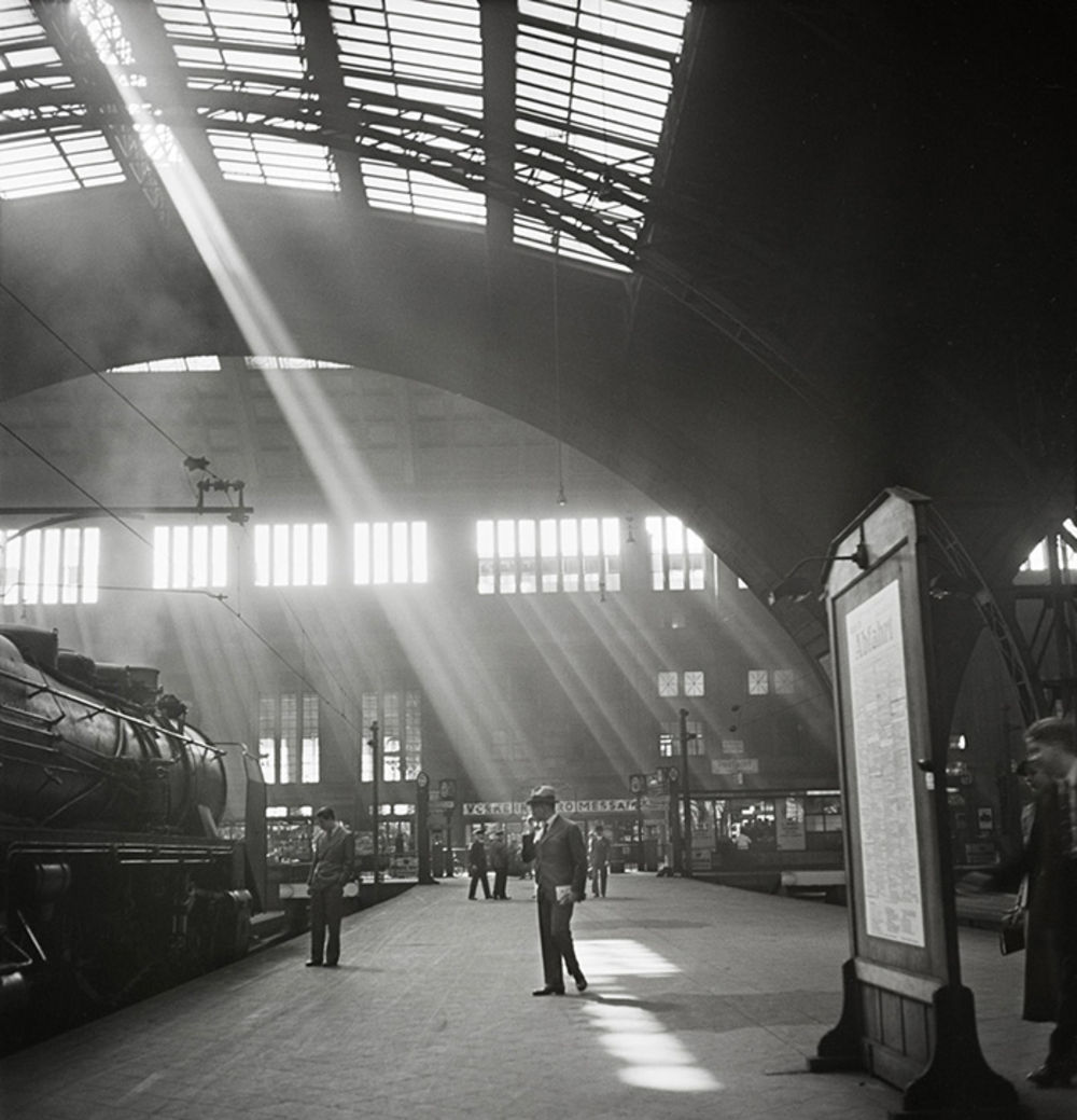 1930. Солнечные лучи просачиваются на железнодорожную станцию в Лейпциге