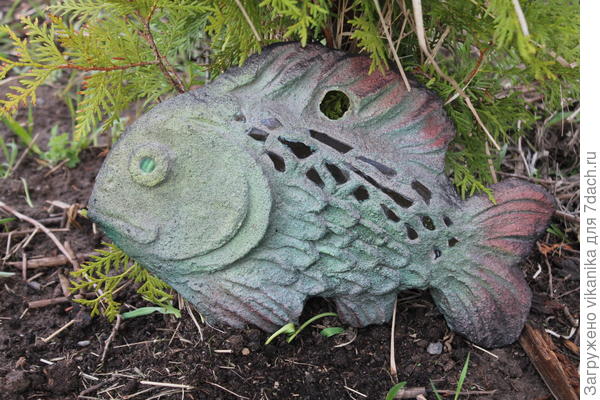 Плоская рыбка с дырочкой, для того чтобы можно было повесить на стену или забор