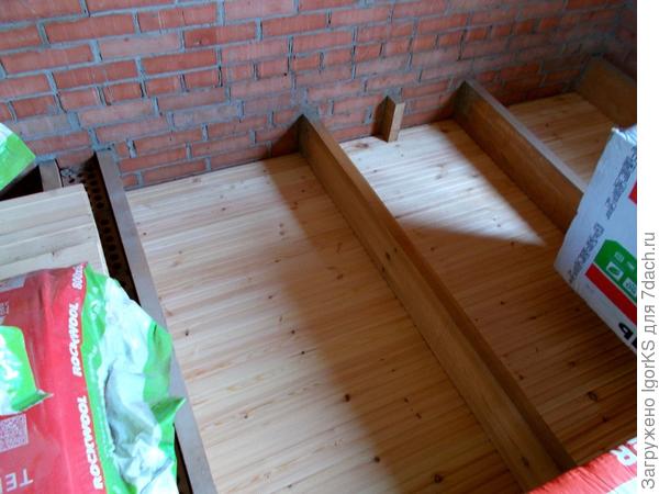 Лаги над прихожей установлены параллельно всем остальным, обеспечивая однонаправленность половых досок