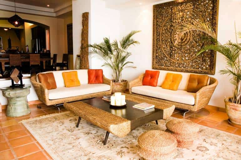 Индийский интерьер с пальмами и плетеной мебелью