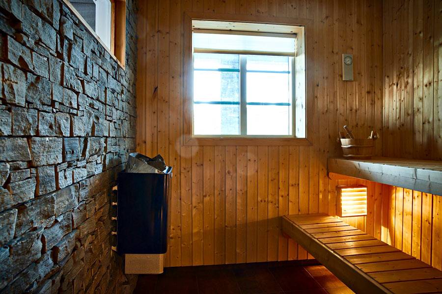 маленькая сауна в деревянном доме в горах