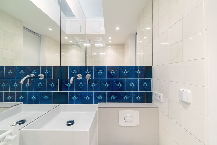 Синяя плитка на стене в ванной