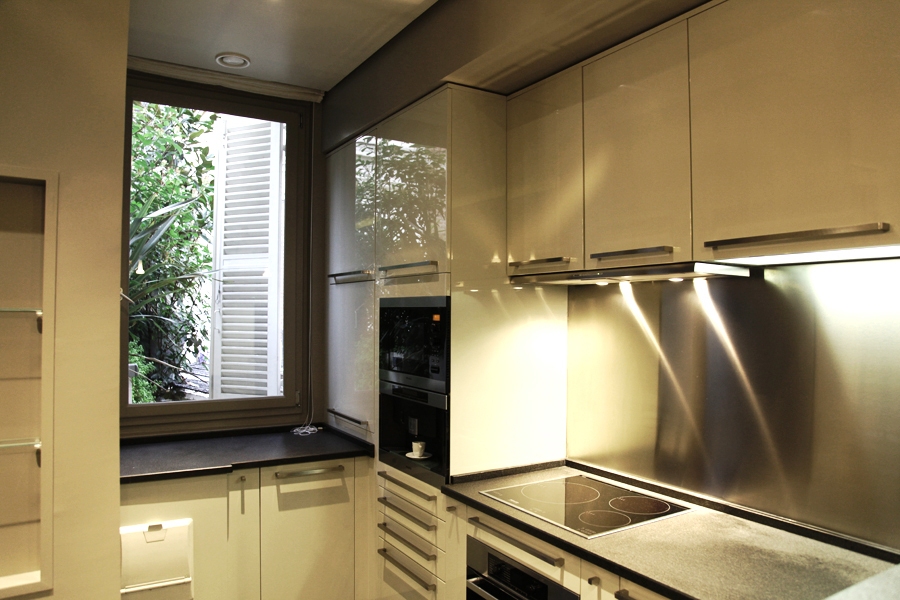 Современный кухонный гарнитур с подсветкой