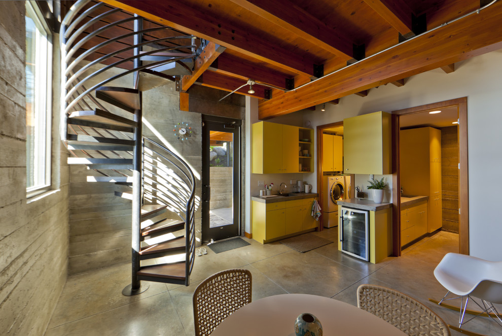 Стильный современный интерьер мини-кухни с винтовой лестницей