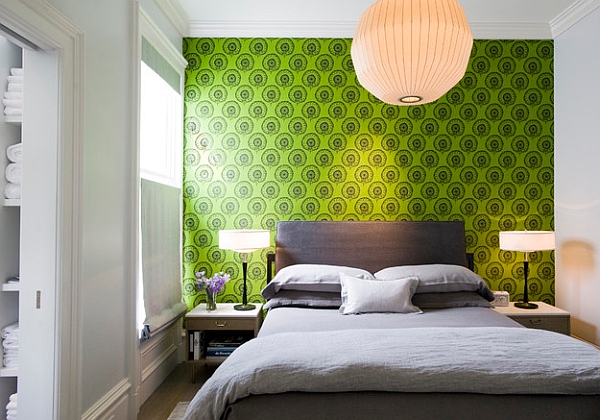 Зелёная акцентная стена в белой спальне