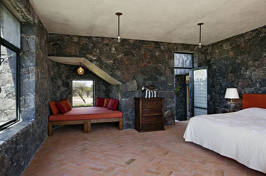 Каменные стены в спальне - смешение стилей. Фото 6