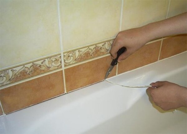 Чем заделать стык между ванной и плиткой
