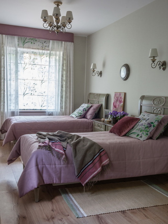 сочетание римских штор в стиле прованс и тюля в спальне