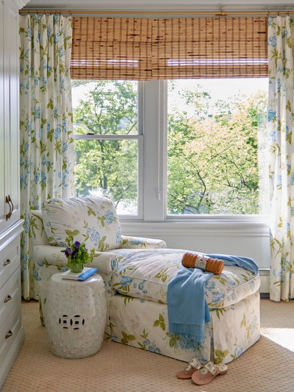 римская штора и портьеры в спальне