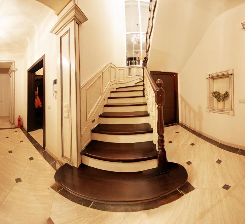 Лестница в классическом стиле характеризуется изысканностью и элегантностью, поэтому ее лучше выбирать для обустройства дорогих интерьеров