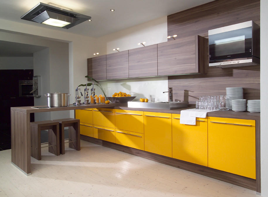 Желтый цвет на кухне достаточно универсален - отлично сочетается как с темными, так и со светлыми цветами