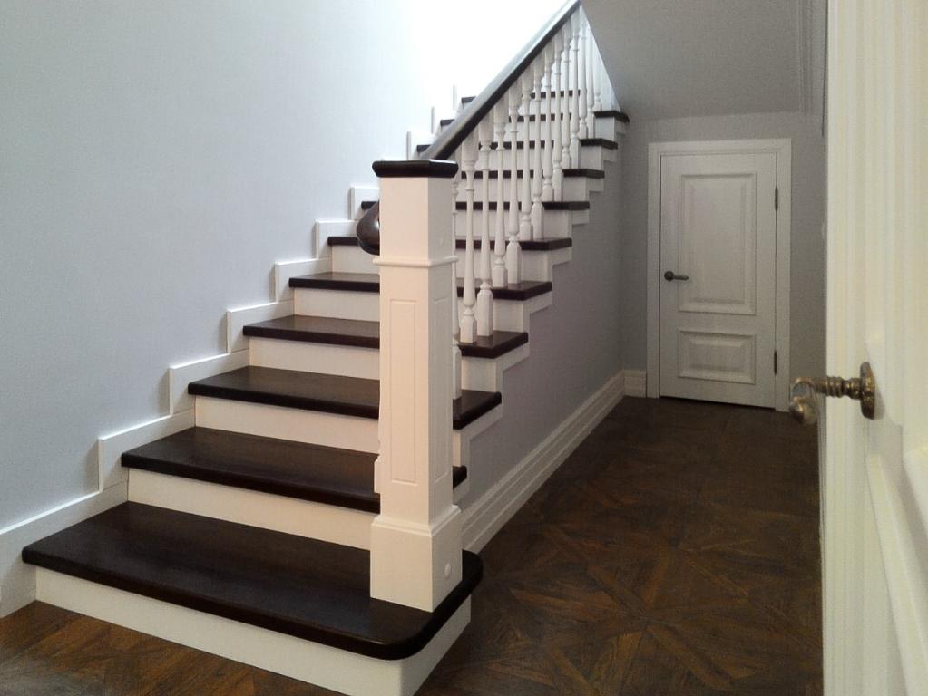 Украсить интерьер помещения можно при помощи простой лестницы в американском стиле