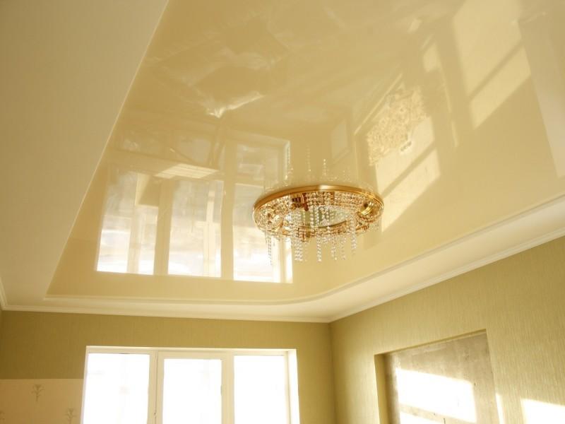 Сделать гостиную современной и стильной вам поможет светло-бежевый натяжной потолок 