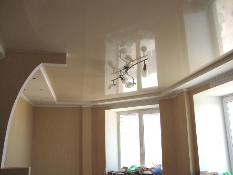 Глянцевый натяжной потолок бежевого цвета отлично подойдет для небольшой комнаты, поскольку он способен визуально расширить пространство в помещении