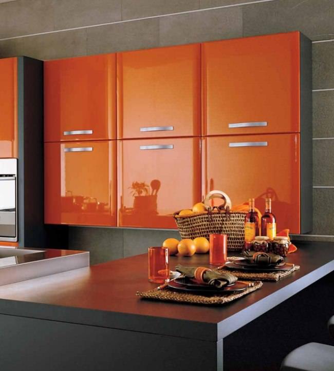 Отличным элементом декора в кухне оранжевого цвета будут различные коллажи и фрукты в корзине