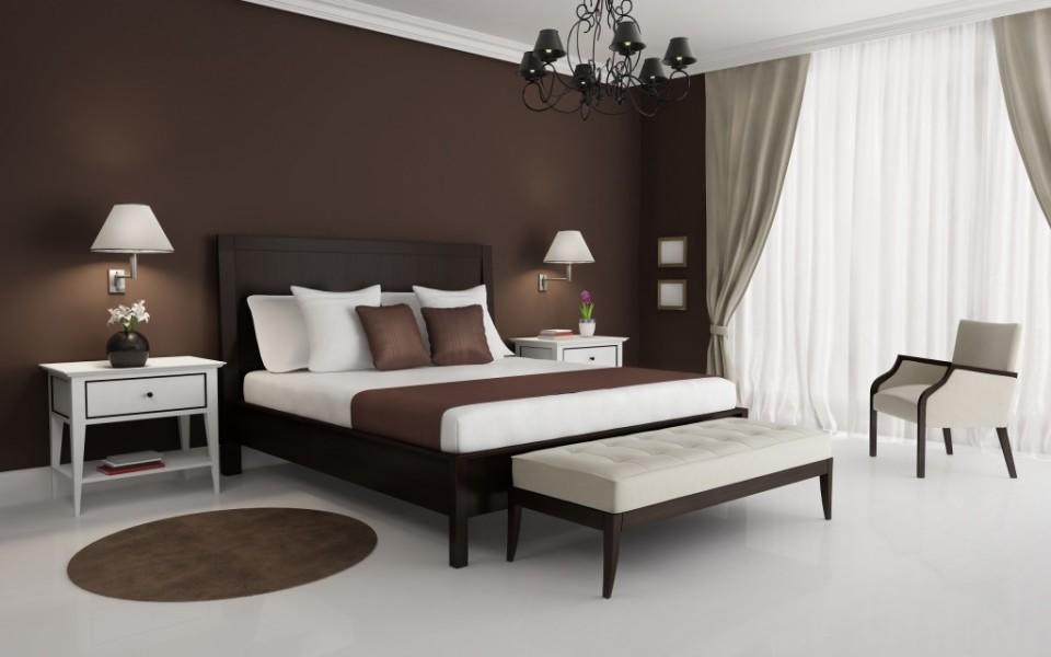 Преимущество оформления спальни в коричневых тонах в том, что благодаря такому дизайну можно создать спокойную и уютную атмосферу