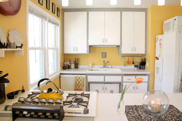 Желтые стены на кухне в сочетании с белым гарнитуром - это наиболее легкое и "воздушное"