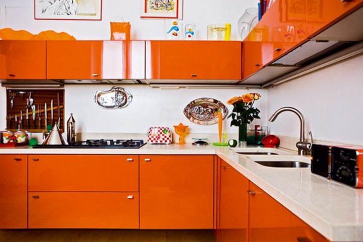 В современных кухнях контрасты играют огромную роль, именно поэтому оранжевый цвет очень популярен среди дизайнеров