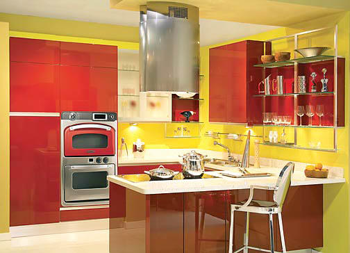 Красный глянцевый гарнитур сделает кухню более яркой, ну а матовый придаст дизайну изюминку