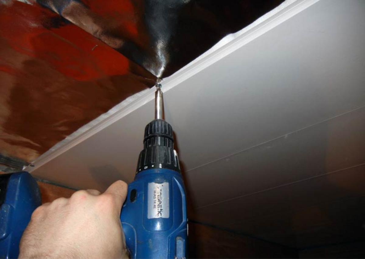 При креплении панелей на потолок необходимо заранее подготовить металлический профиль и другие необходимые материалы для работы