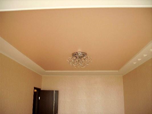Натяжной потолок бежевого цвета отлично дополнит интерьер гостевой комнаты