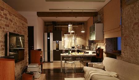 Гостиная-кухня в стиле лофт передает атмосферу улицы, что придется по душе экстравагантным личностям 