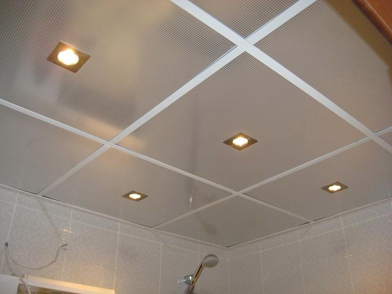Для отделки потолка в ванной можно использовать специальные панели