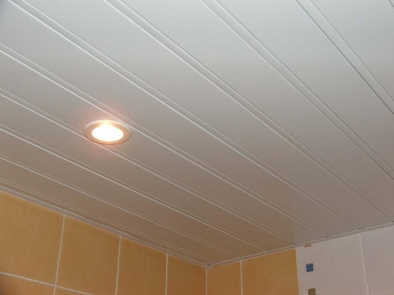 При помощи пластиковых панелей можно сделать потолок в ванной комнате одновременно красивым и стильным
