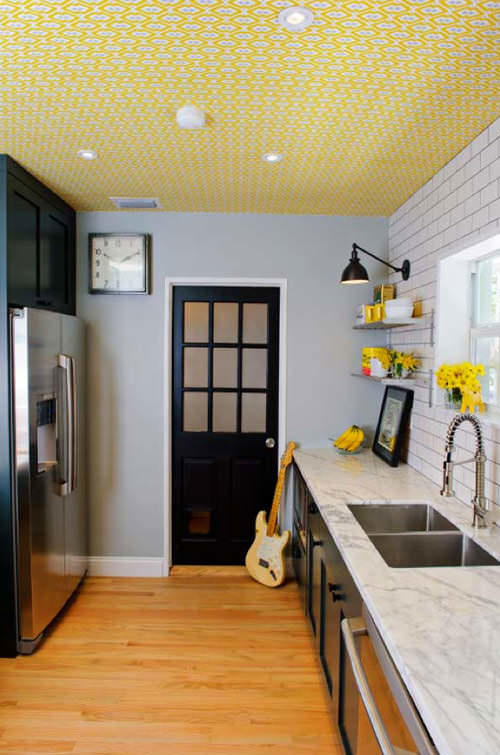 Если кухня выполнена в стиле прованс или ретро, - такая текстура потолка будет как нельзя кстати