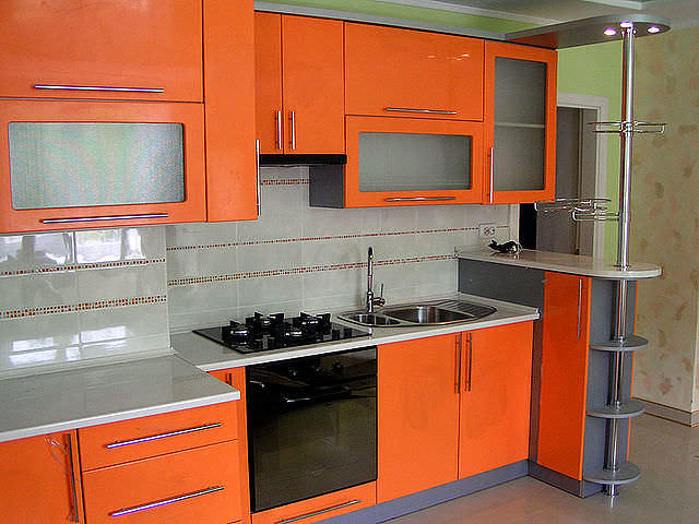 Кухня оранжевого цвета имеет одну особенность, о которой не стоит забывать - декор должен быть умеренным и ненавязчивым
