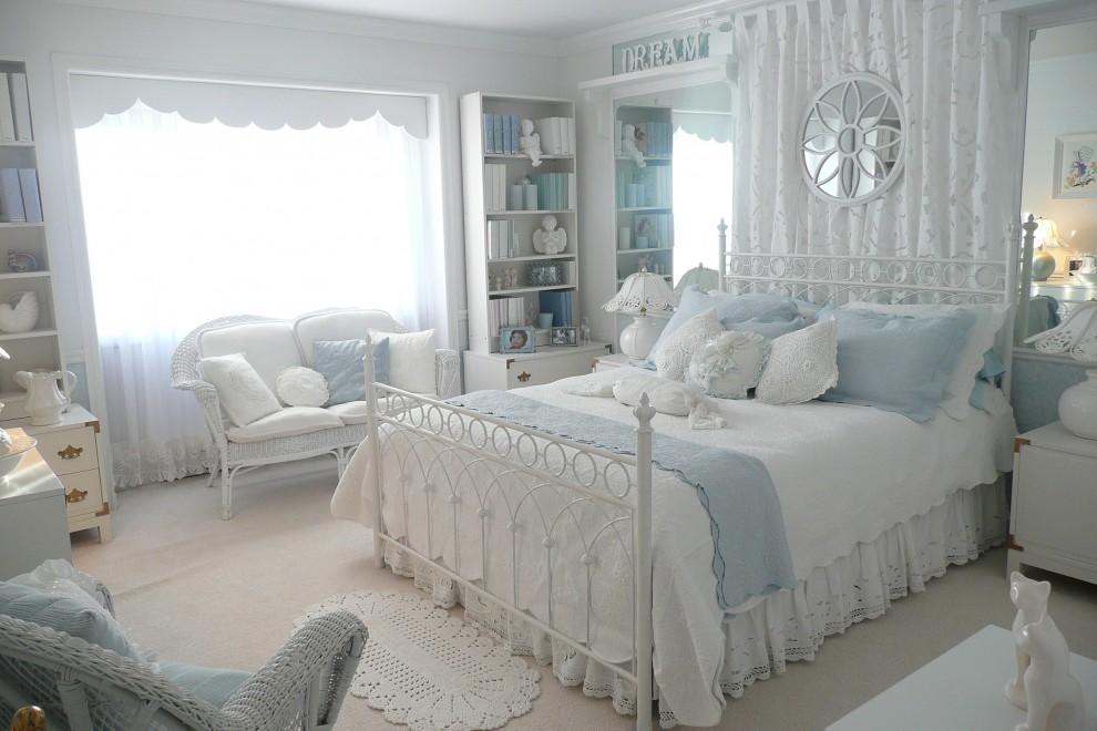 Белоснежная спальня в стиле прованс станет идеальным местом для отдыха, благодаря ощущению чистоты и свежести, которые так присущи белому цвету