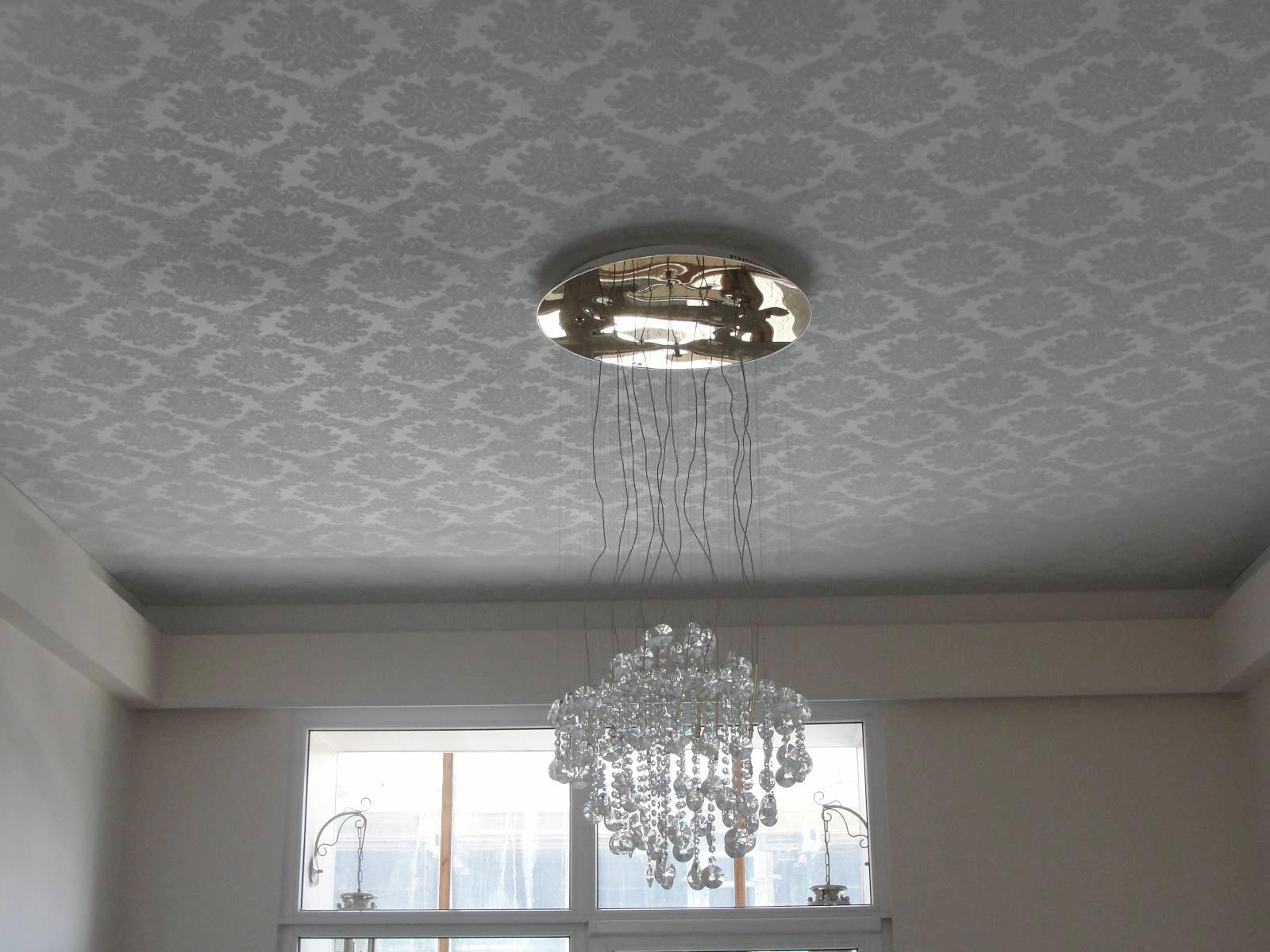 В небольших комнатах следует выбирать светлую фактуру для потолка, чтобы визуально увеличить помещение 