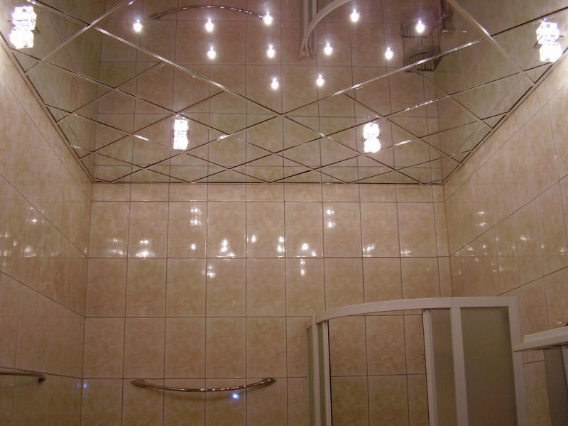 Установить потолок в ванной комнате можно самостоятельно, главное – правильно подобрать качественные материалы и определиться с дизайном потолка