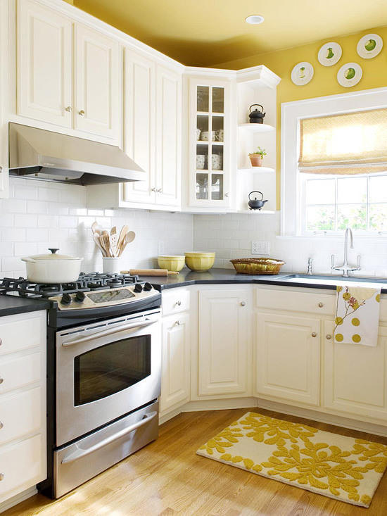 Использование желтого потолка на кухне - один из лучших способов ненавязчиво сделать кухню ярче
