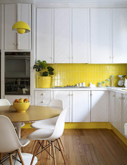 Желтый фартук на кухне - яркий акцент в ее дизайне