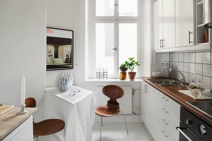 Белые стены и коричневая мебель на кухне